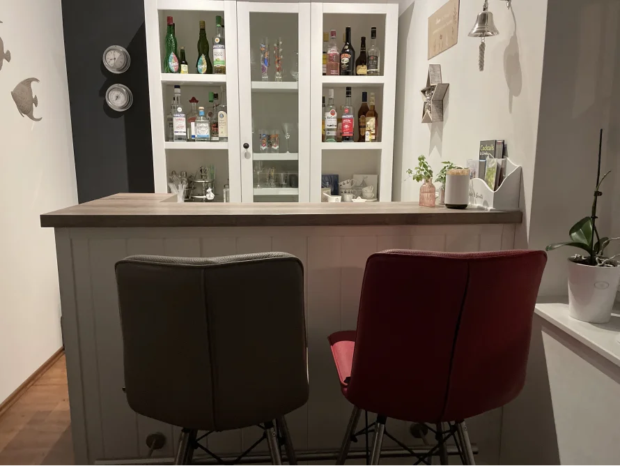 Hausbar mit zwei Barhockern