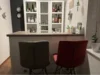 Hausbar mit zwei Barhockern