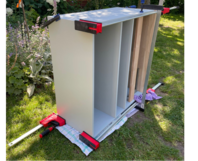 Schrank mit Schraubzwingen im Garten