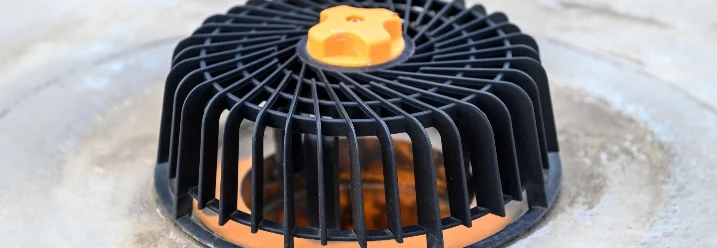 Runder schwarzer Abfluss mit Gitter