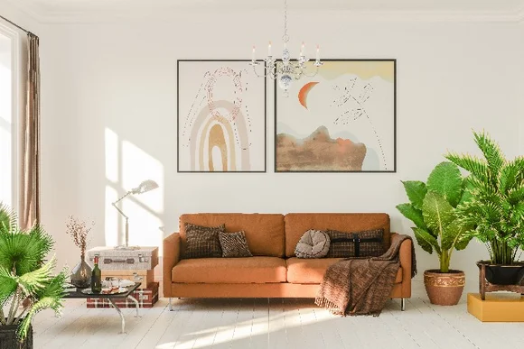 Helles Wohnzimmer mit Sofa und Pflanzen