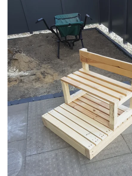 Holzpodest mit Sitzfläche