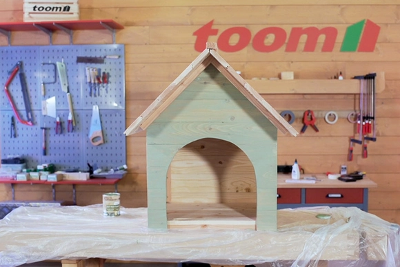 Unbehandelte Hundehütte aus Holz