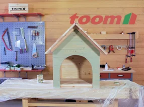 Unbehandelte Hundehütte aus Holz