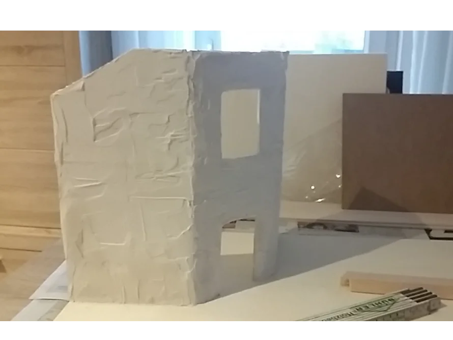 Weißes Hausmodell aus Pappe