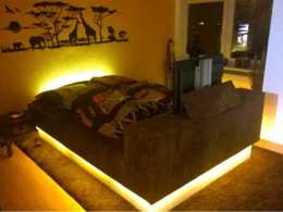 Beleuchtetes Bett mit ausfahrbarem TV