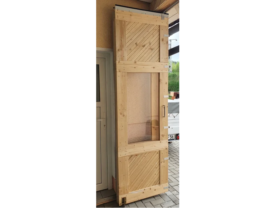 Offene Holztür mit Glaseinsatz