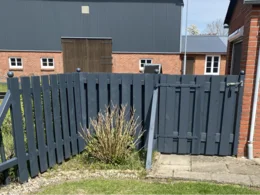 Gartenzaun aus Holz mit Gartentor