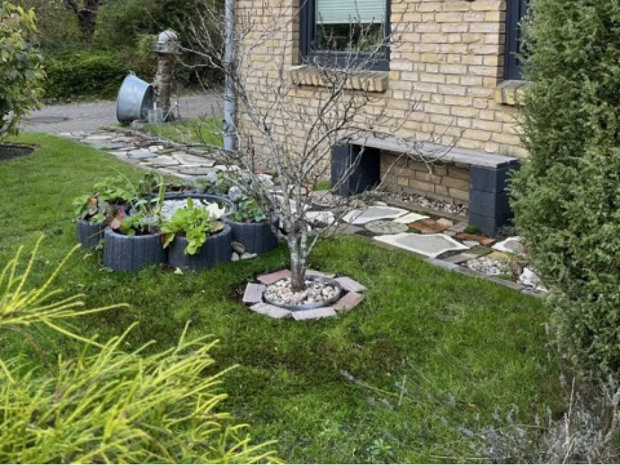 Garten mit Beeten und Steinen