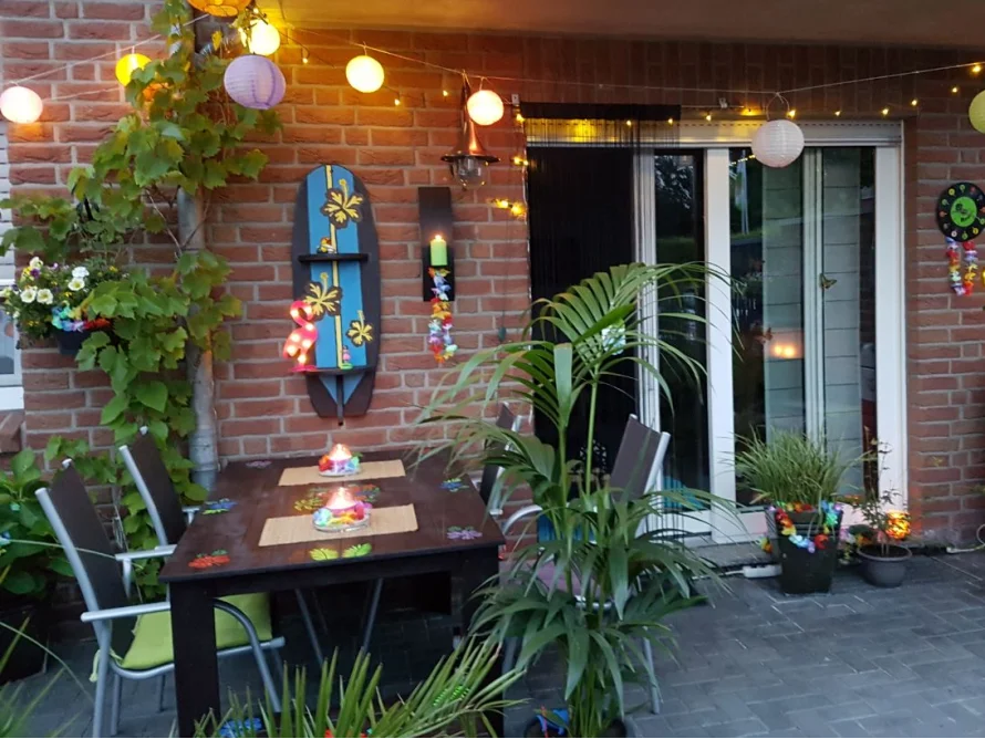 Gemütliche Terrasse mit Hawaii-Deko
