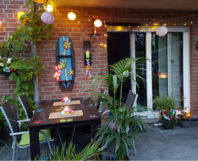 Gemütliche Terrasse mit Hawaii-Deko