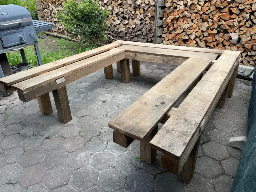 U-förmige Holzbank auf einer Terrasse