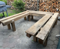 U-förmige Holzbank auf einer Terrasse