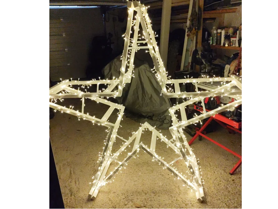 Weihnachtsstern aus Holzlatten mit Lichterkette