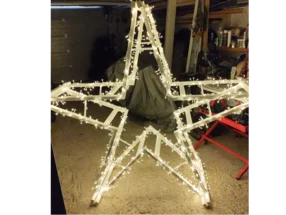 Weihnachtsstern aus Holzlatten mit Lichterkette