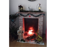Geschmückter Kamin mit Weihnachtsdeko