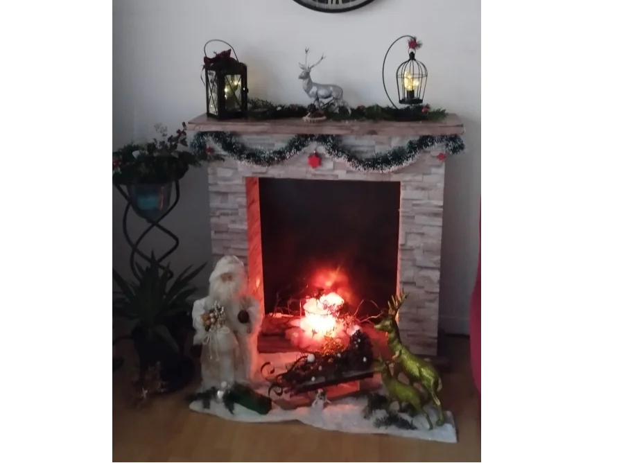 Geschmückter Kamin mit Weihnachtsdeko