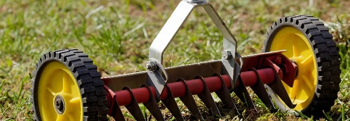 Handvertikutierer im Rasen