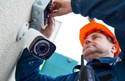 RT Sicherheit Zuhause Einleitung 20 7 717x467 Mann installiert Sicherheitsanlage