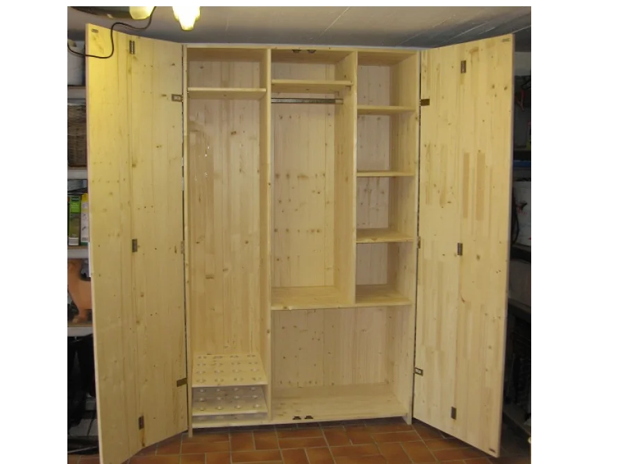 Innenansicht eines offenen Kleiderschranks aus hellem Holz