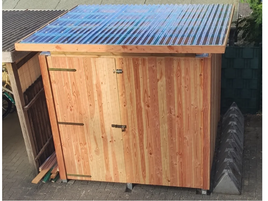 Holz-Gartenhaus mit Wellblechdach