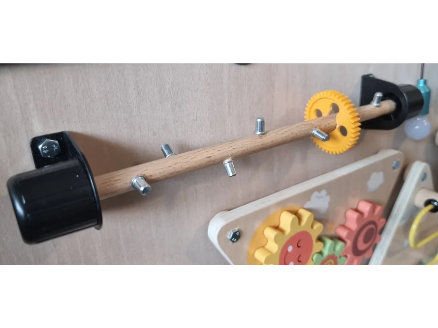 Holzstab mit Drehgriff und Zahnrad