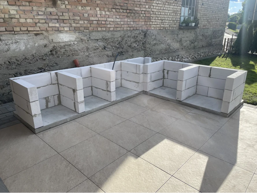 L-förmiges Mauerwerk aus weißen Steinen