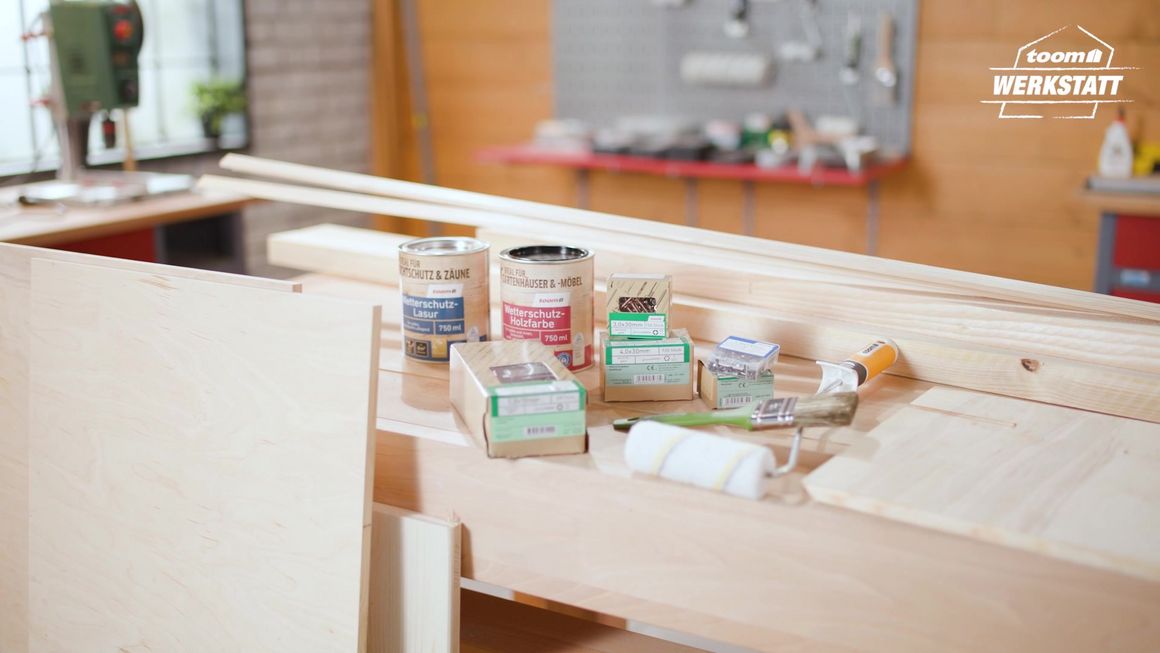 Holz, Schrauben, Farbe und Werkzeug auf Werkbank