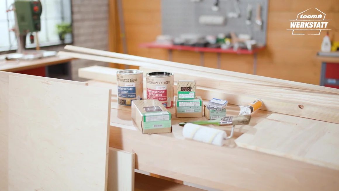 Holz, Schrauben, Farbe und Werkzeug auf Werkbank