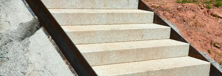 Unfertige Granittreppe im Garten