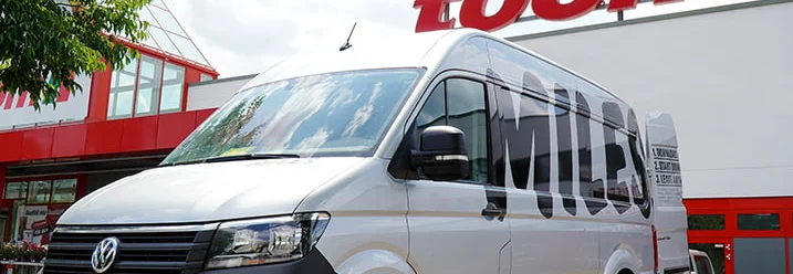 Lieferwagen vor einem Baumarkt