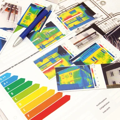 Wärmebildkamera Aufnahmen eines Hauses mit Energieausweis