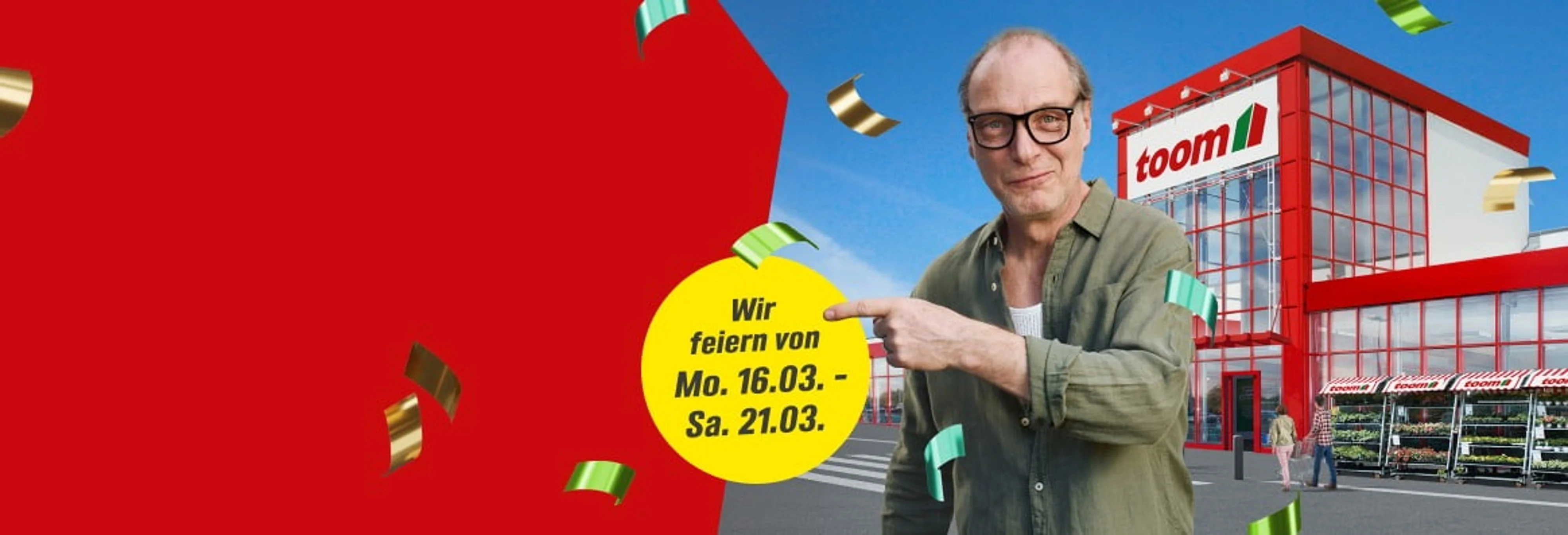 Person vor einem Baumarkt, die auf ein Feier-Angebot hinweist.