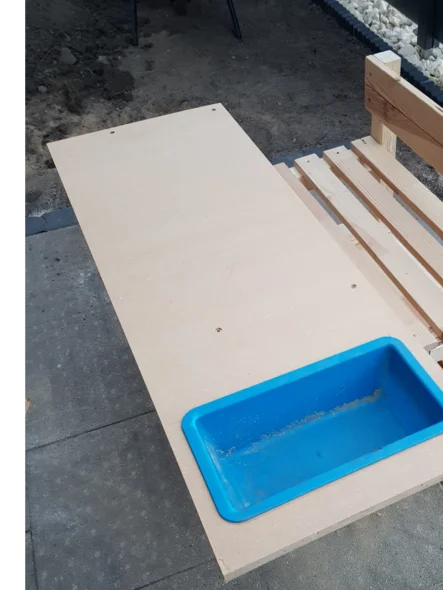 Holztisch mit blauer Wanne