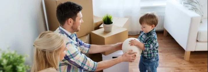 Familie packt Umzugskartons aus