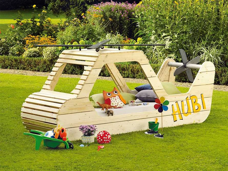 Spielhaus aus Holz in Form eines Helikopters