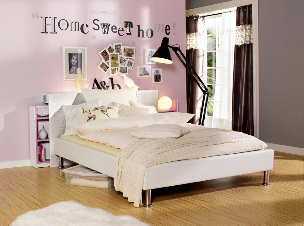 Modernes Schlafzimmer mit weißem Bett