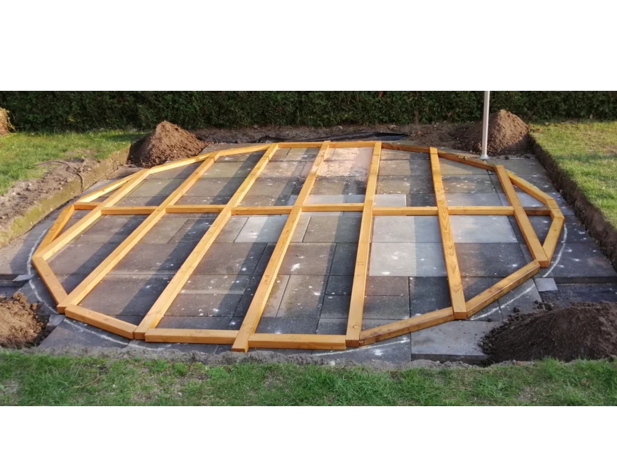 Holzrahmen auf einem gepflasterten Untergrund