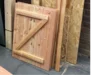 Holztür mit diagonaler Verstrebung
