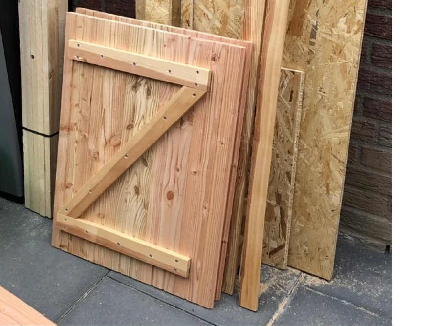 Holztür mit diagonaler Verstrebung