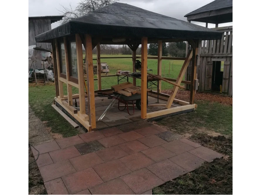 Rohbau eines Gartenhauses