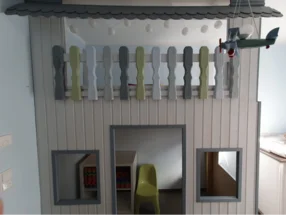 Hölzernes Hochbett in Form eines Spielhauses