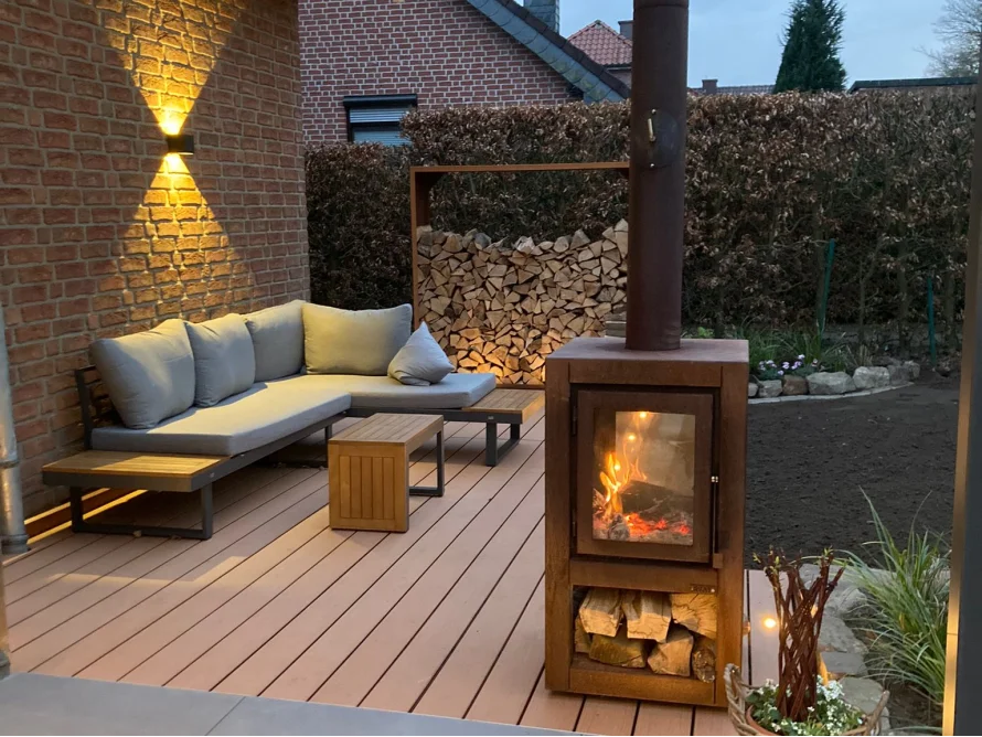 Gemütliche Sitzecke mit Kamin auf Terrasse