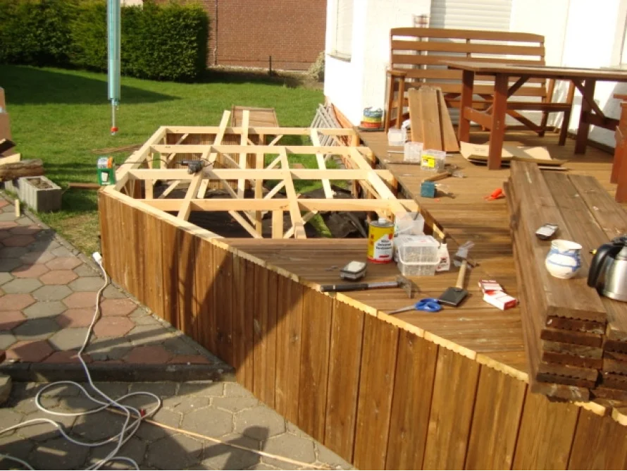 Holzgrundgerüst mit Säge