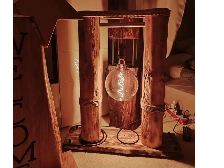 Rustikale Stehlampe aus Holz mit Glühbirne