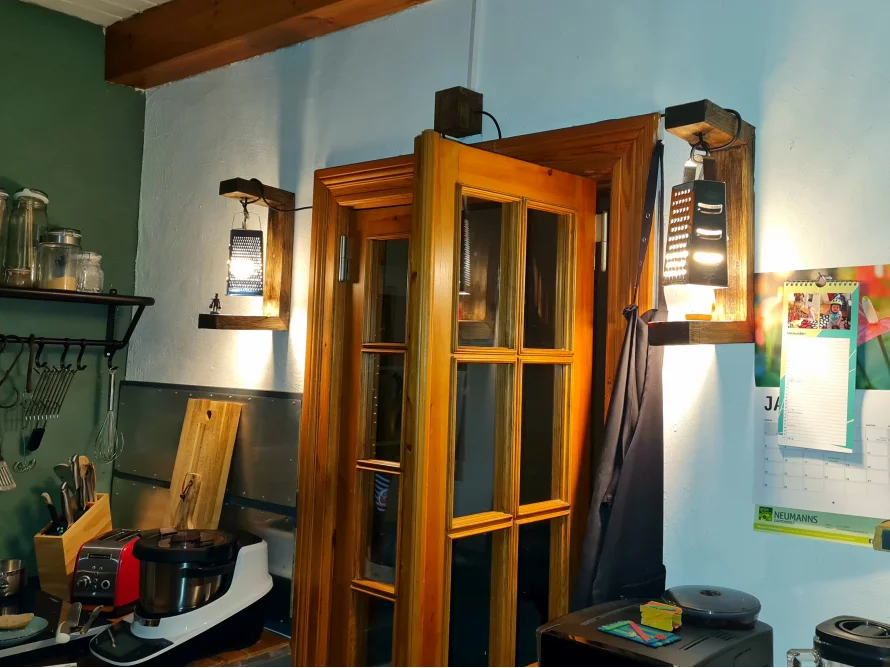 Zwei selbstgebaute Lampen aus Holz