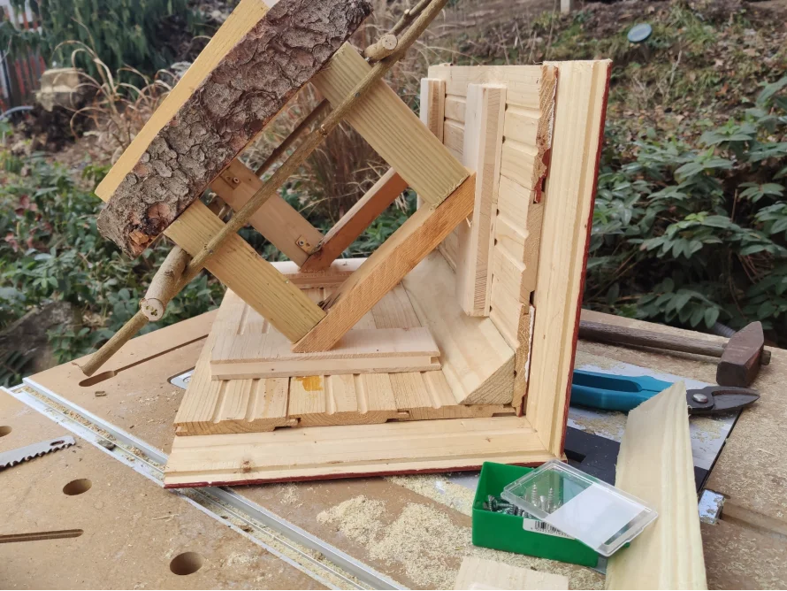 Gartenhaus-Rohbau auf Werkbank