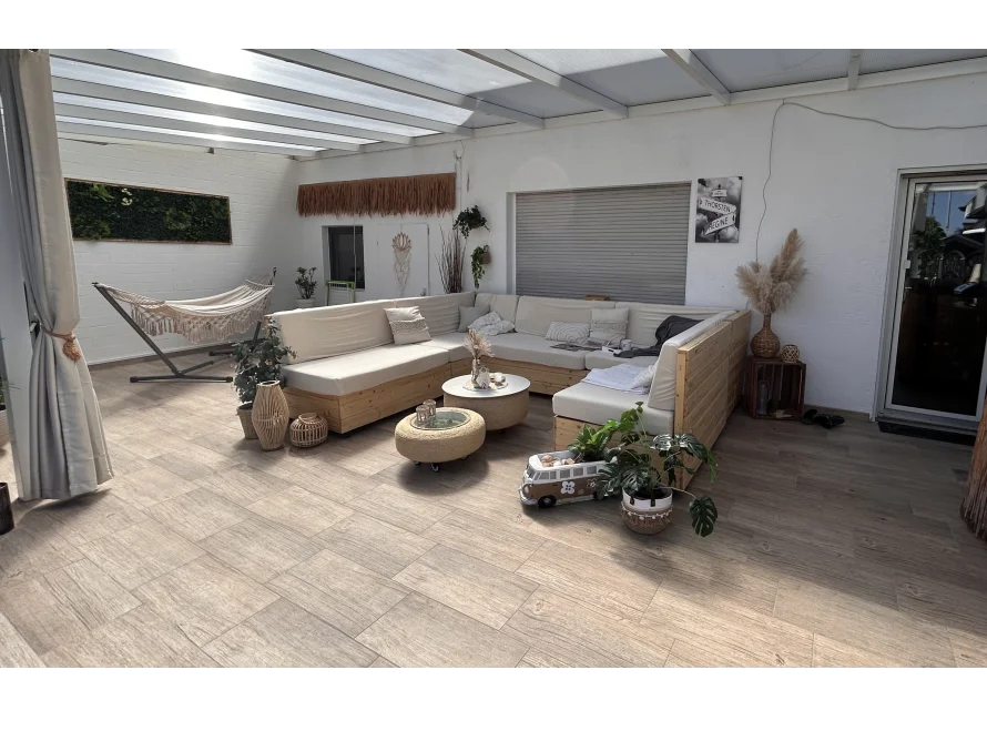 Gemütliche Lounge-Ecke auf einer Terrasse