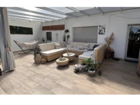 Gemütliche Lounge-Ecke auf einer Terrasse