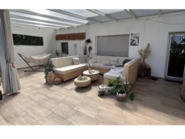 Gemütliche Lounge-Ecke auf einer Terrasse